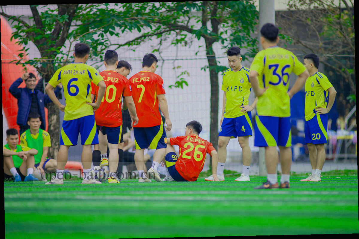 深色客户端界面卡片与孔雀绿标签排布的抽象组合